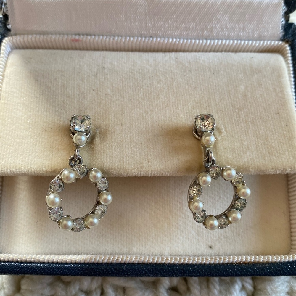Beautiful VTG screw back earrings 50’s pearl rhinestone bride classic
